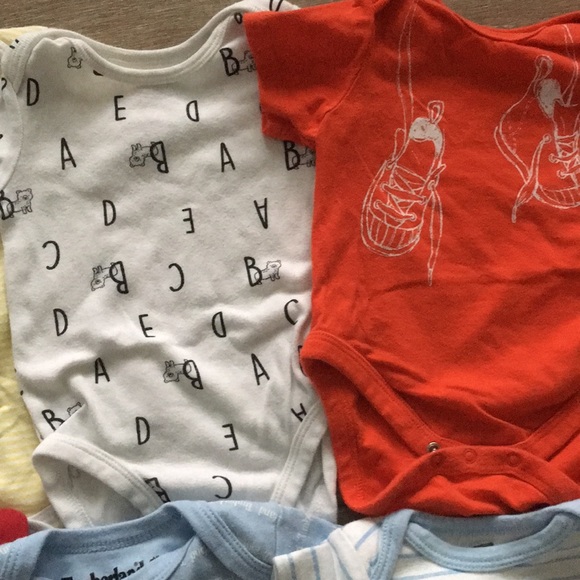 Onesies size 0-3 months bundle of 7 - Picture 3 of 6